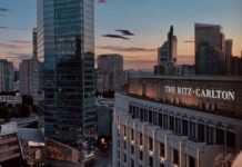 在京城CBD腹地举行专属户外草坪婚礼,北京丽思卡尔顿酒店伴您缔造人生旅程的珍贵时刻