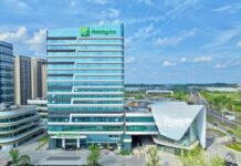 这个开遍全球的国际品牌,点亮成都全新山水之境