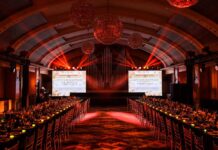 上海城中希尔顿酒店 城中专列 · 圣诞绮旅 金色圣诞树闪耀冬夜, 2025 圣诞季正式开启 圣诞晚宴